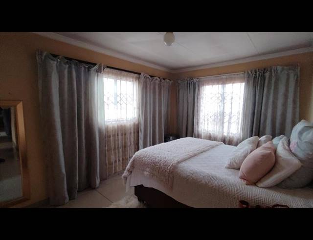 6 BEDROOM HOUSE FOR SALE IN PROTEA GLEN
